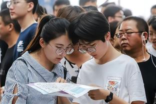 与考辛斯一同首秀！“啦啦女神”李雅英赛前与粉丝见面 赛中秀热舞